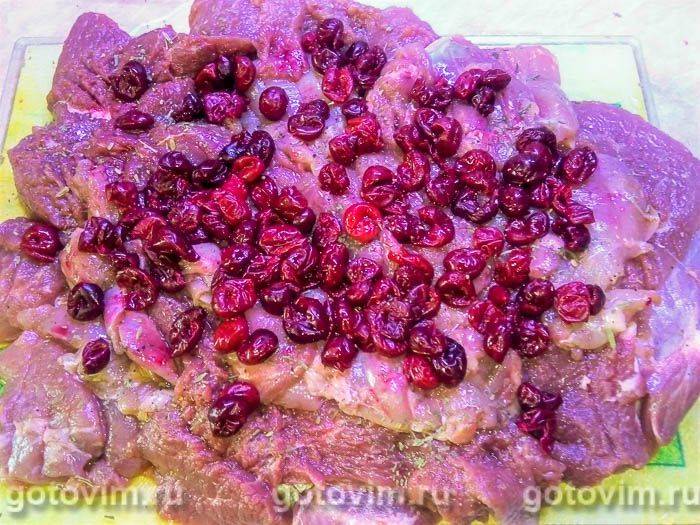 М'ясний рулет зі свинини з куркою та вишнею, Крок 03