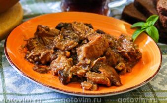 М’ясо у квасі, тушковане з житніми сухариками