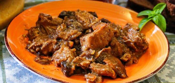 М’ясо у квасі, тушковане з житніми сухариками