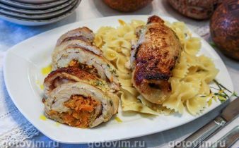 Рулетики зі свинини з солоними огірками та морквою під сирною скоринкою