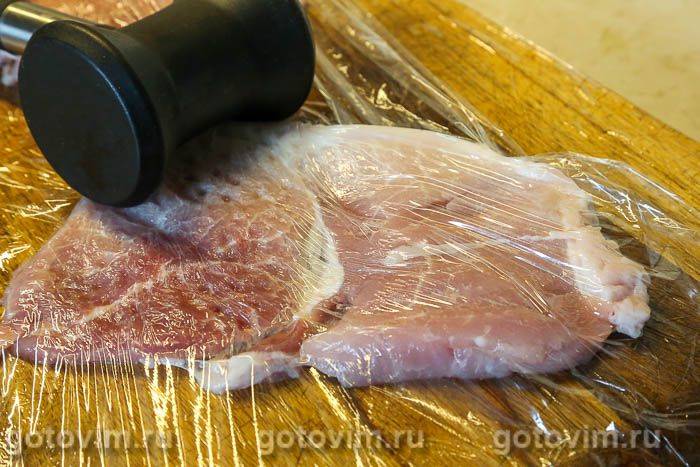 Фотографії рецепта Рулетики зі свинини з солоними огірками та морквою під сирною скоринкою , 02 Рулетики зі свинини з солоними огірками та морквою під сирною скоринкою , Крок 02