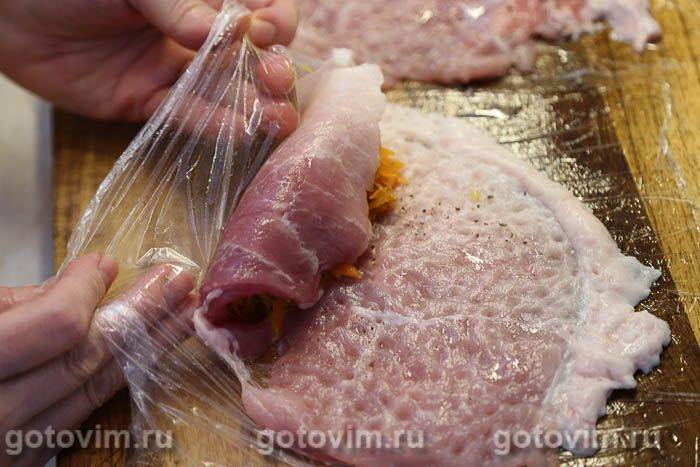 Фотографії рецепта Рулетики зі свинини з солоними огірками та морквою під сирною скоринкою , 07 Рулетики зі свинини з солоними огірками та морквою під сирною скоринкою , Крок 07