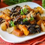 Свинина з чорносливом, гарбузом і картоплею, запечена в рукаві