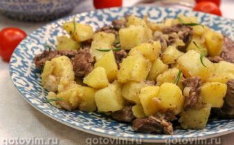 Тушкована картопля з курячими сердечками