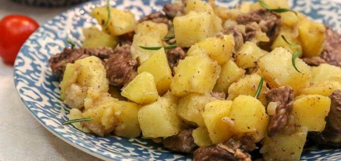 Тушкована картопля з курячими сердечками