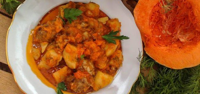 Баранина в мультиварці, тушкована з гарбузом і картоплею