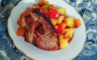 Баранина в рукаві, запечена з овочами