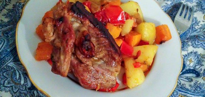 Баранина в рукаві, запечена з овочами