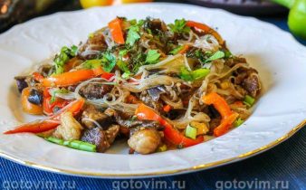 Фунчоза з овочами та яловичиною, маринованою з медом