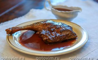 Качині ніжки з соусом із аґрусу
