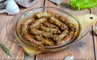 Курячі шиї з часником, паприкою та прованськими травами в духовці