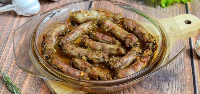 Курячі шиї з часником, паприкою та прованськими травами в духовці