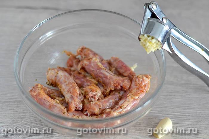 Курячі шиї з часником, паприкою і прованськими травами в духовці, Крок 03