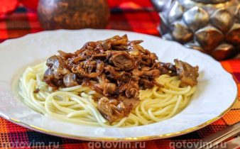 Курячі шлунки з карамелізованою цибулею