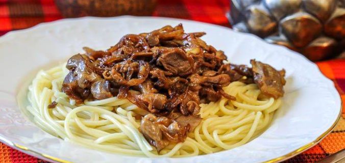 Курячі шлунки з карамелізованою цибулею