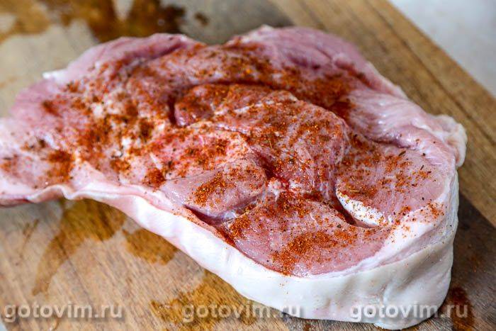 М'ясо шматком у духовці з овочами та сливою, Крок 01