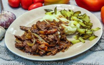 Печінка індички з овочами в кисло-солодкому соусі