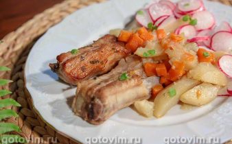 Реберця з овочами в горщиках