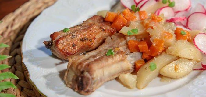 Реберця з овочами в горщиках