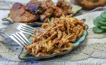 Рвана свинина (Pulled Pork), запечена в томатному соусі