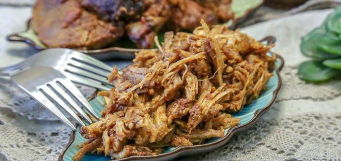 Рвана свинина (Pulled Pork), запечена в томатному соусі