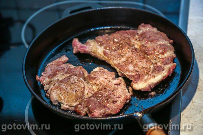 Стейки зі свинячої шийки з білими грибами в сметані, Крок 05