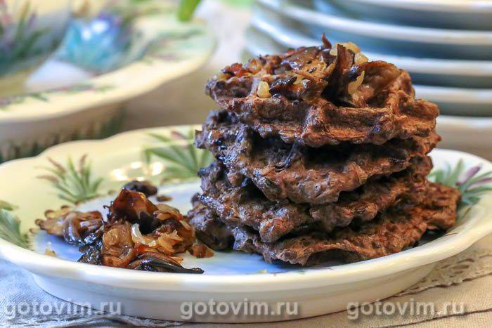 Вафлі з печінки зі смаженими грибами та цибулею