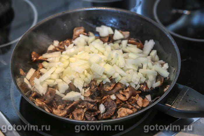 Вафлі з печінки зі смаженими грибами та цибулею, Крок 03