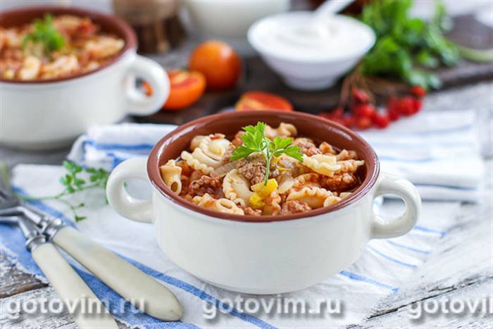 Гуляш із фаршем і макаронами