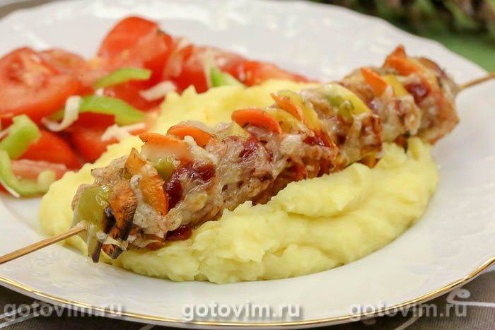 Ковбаски для смаження з овочами та сиром на шпажках. Фотографія рецепта