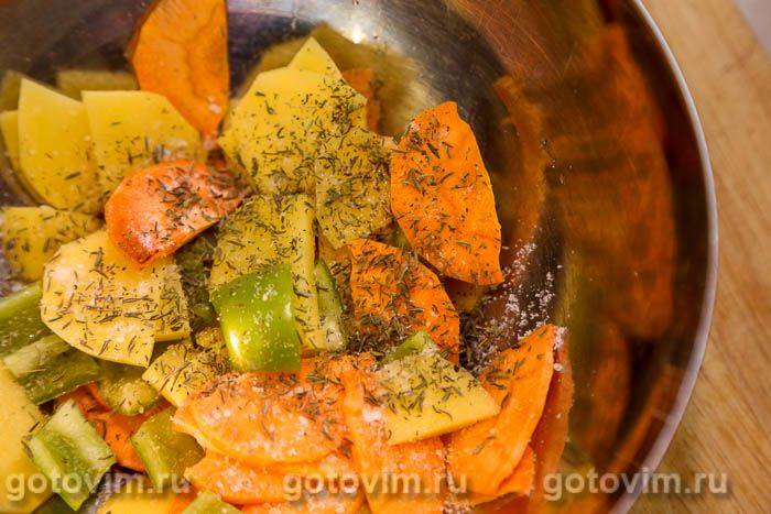 Ковбаски для смаження з овочами та сиром на шпажках, Крок 03