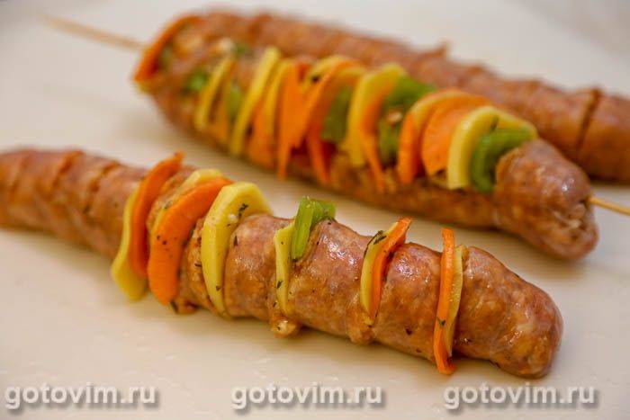 Ковбаски для смаження з овочами та сиром на шпажках, Крок 04