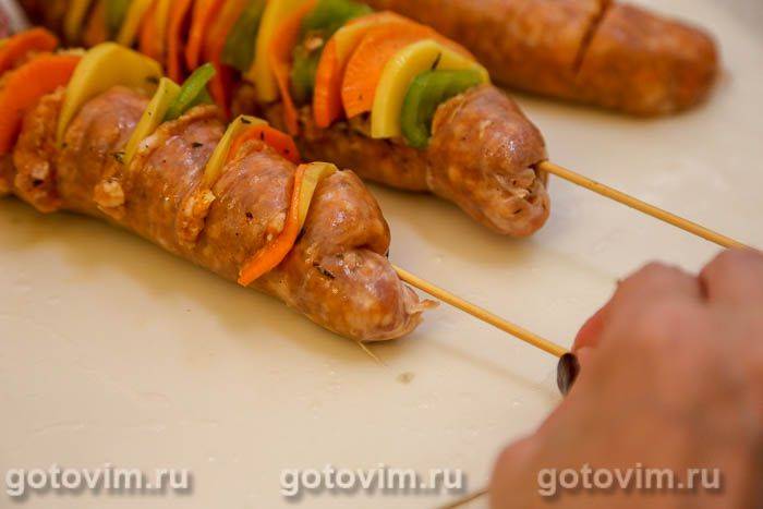 Ковбаски для смаження з овочами та сиром на шпажках, Крок 05
