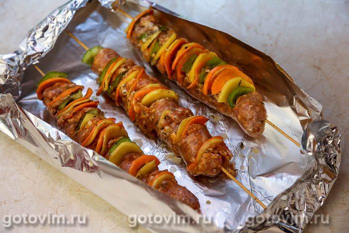 Ковбаски для смаження з овочами та сиром на шпажках, Крок 06