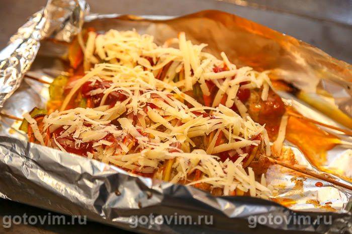 Ковбаски для смаження з овочами та сиром на шпажках, Крок 07