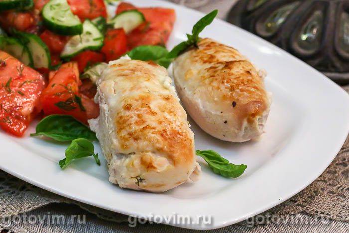 Курячі рулетики з сирним сиром і зеленню в духовці