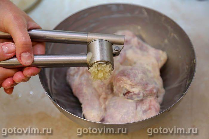 Курячі стегна, запечені з картоплею, часником і лимоном, Крок 02