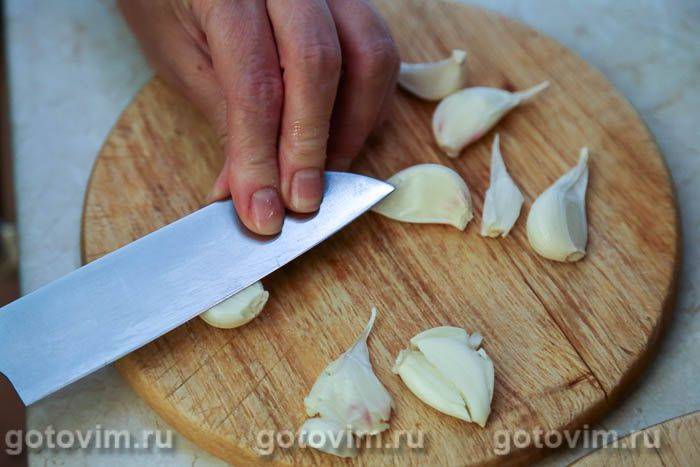 Курячі стегна, запечені з картоплею, часником і лимоном, Крок 05