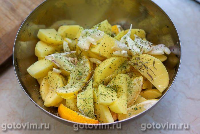 Курячі стегна, запечені з картоплею, часником і лимоном, Крок 06