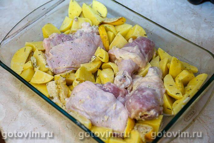 Курячі стегна, запечені з картоплею, часником і лимоном, Крок 07