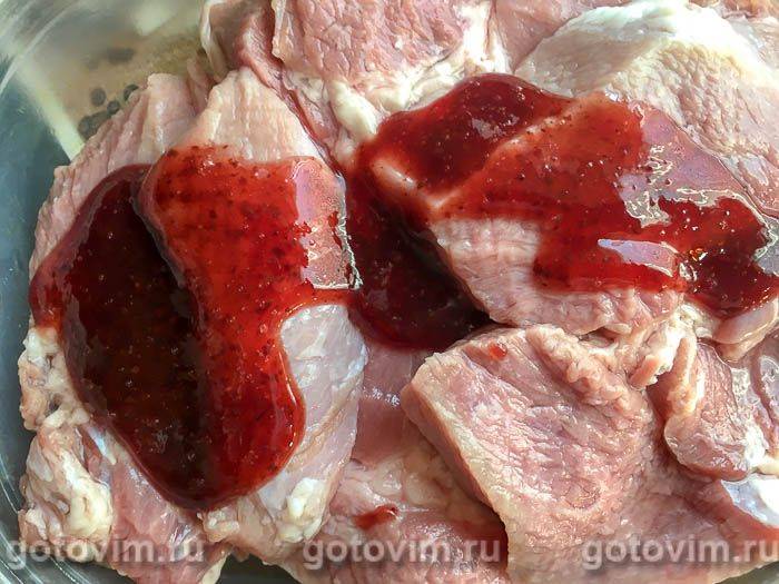 Свинина в брусничному соусі на сковороді, Крок 02
