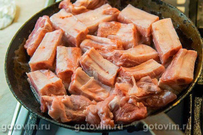 Тушковані свинячі реберця з білою квасолею, чорносливом і яблуками, Крок 04