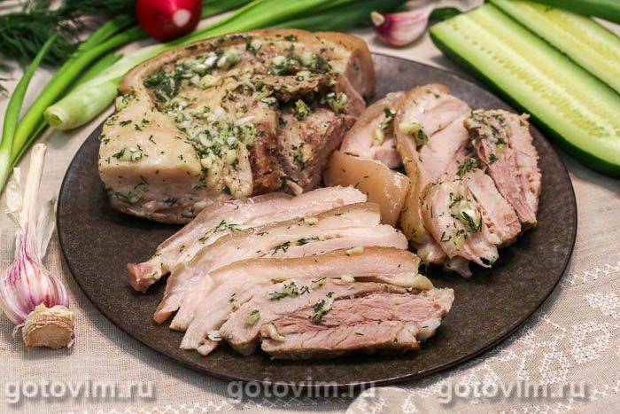 Варена свиняча грудинка (підчеревок) з часником і кропом
