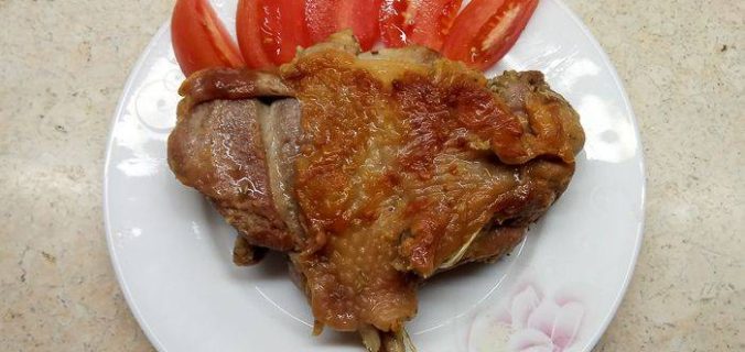 Запечена гомілка індички з часником, лимоном і розмарином