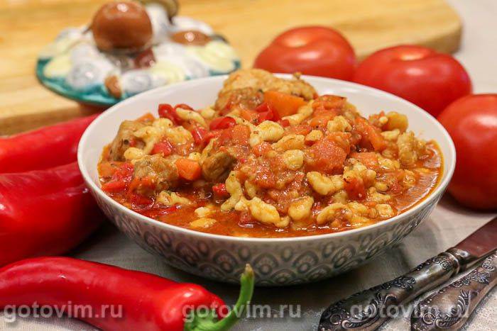 Гуляш зі свинини з нокедлі