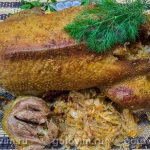 Гуска, фарширована квашеною капустою