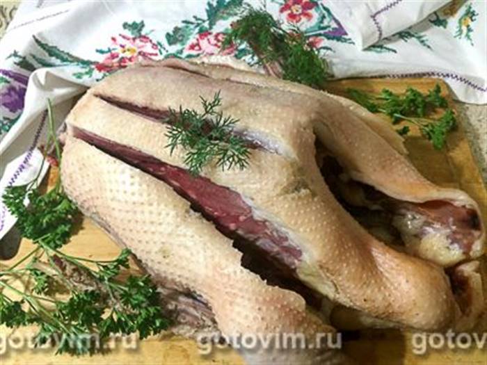 Гуска в духовці з яблуками та чорносливом у рукаві, Крок 01
