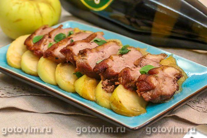 Качині грудки з яблуками в сидрі