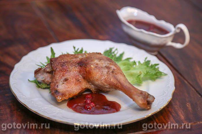 Качині ніжки з брусничним соусом