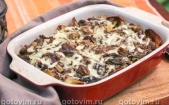 Картопля з м’ясом і грибами в духовці